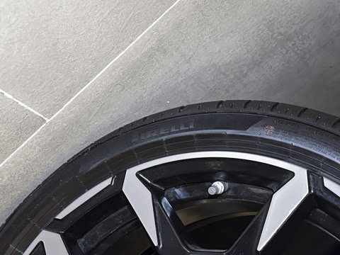 2026�� 225i M�˶���ҹ��װ