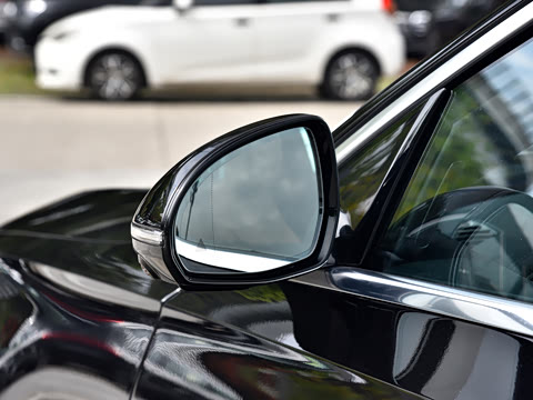 2026�� �Ŀ� E 300 L ������