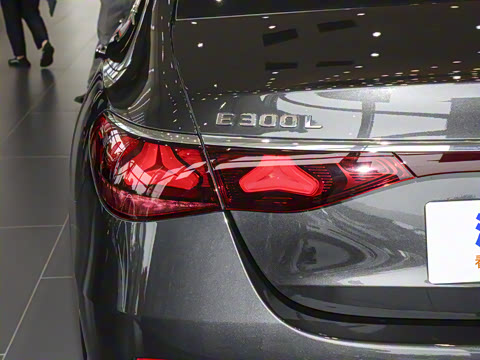 2025�� �Ŀ� E 300 L ������