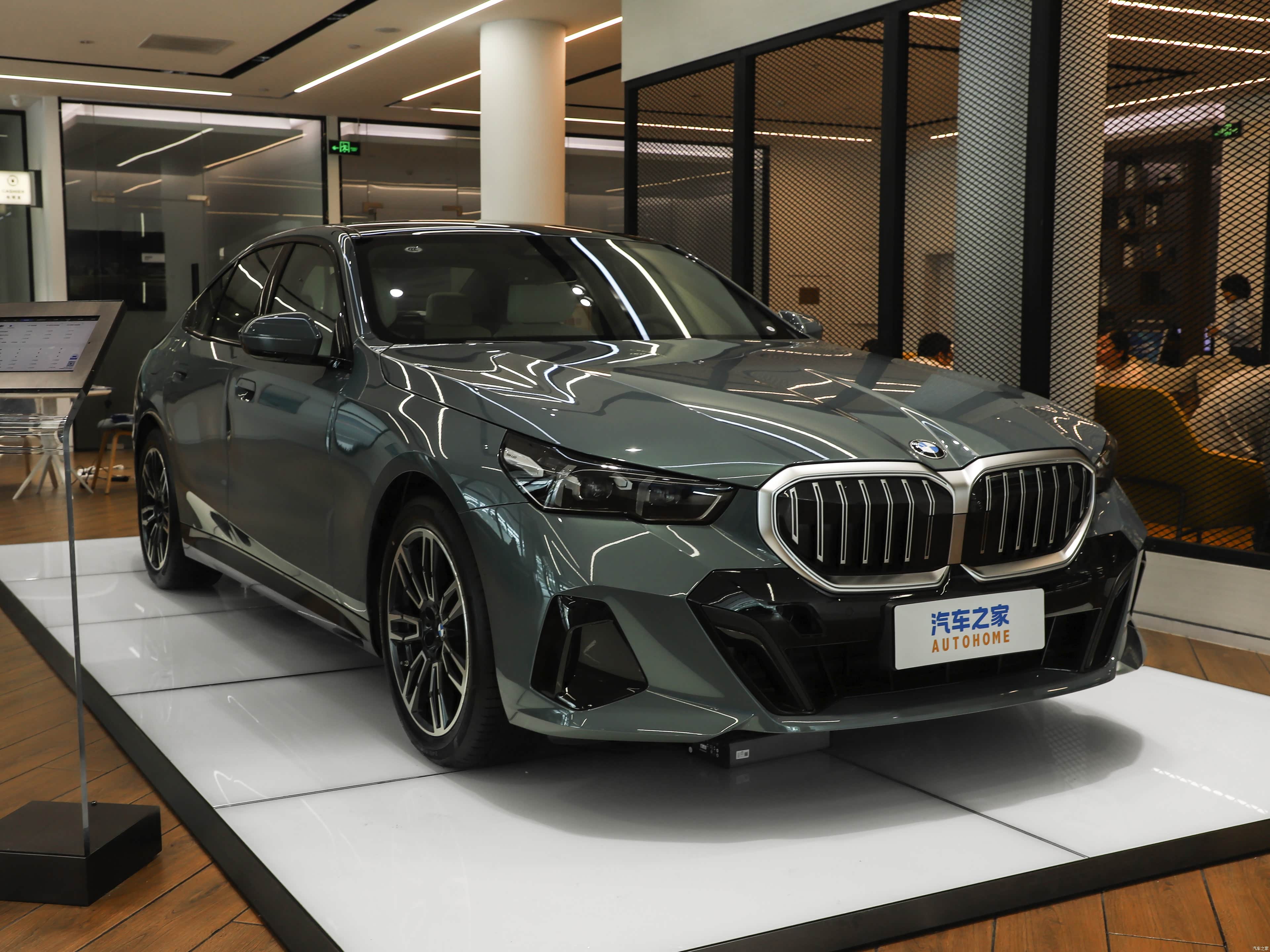 BMW 5 Series, миниатюра 3