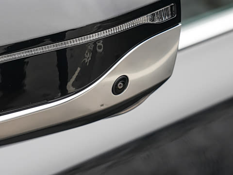 2026�� �Ŀ� 740Li ������ M�˶���װ