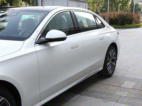 2025�� �Ŀ� E 300 L ʱ���˶���