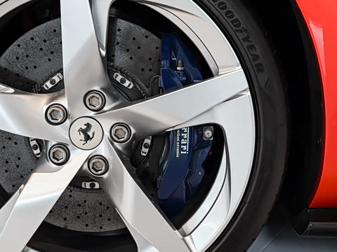 2026�� 3.9T V8 Spider