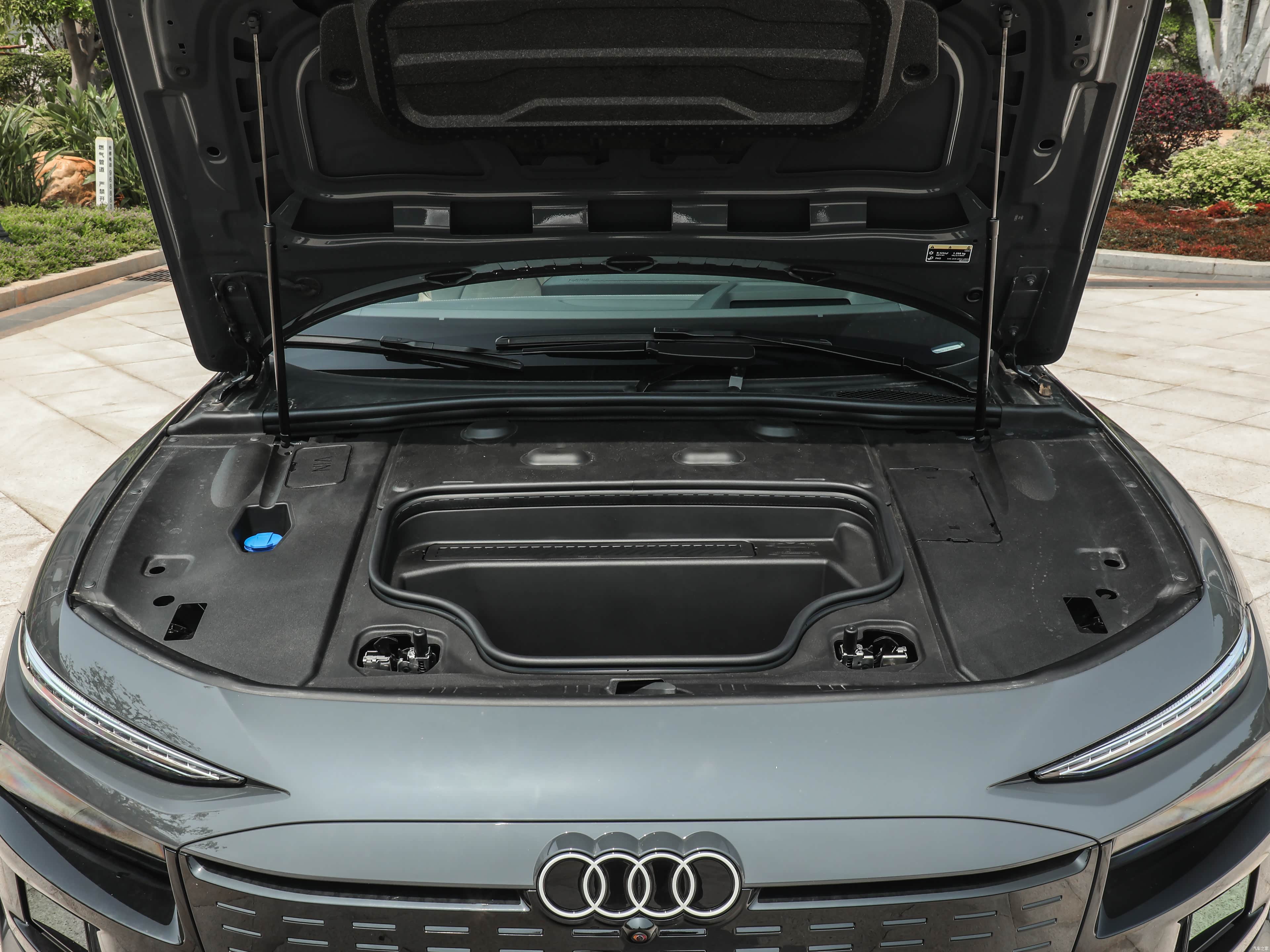 Audi A6L e-tron, миниатюра 30