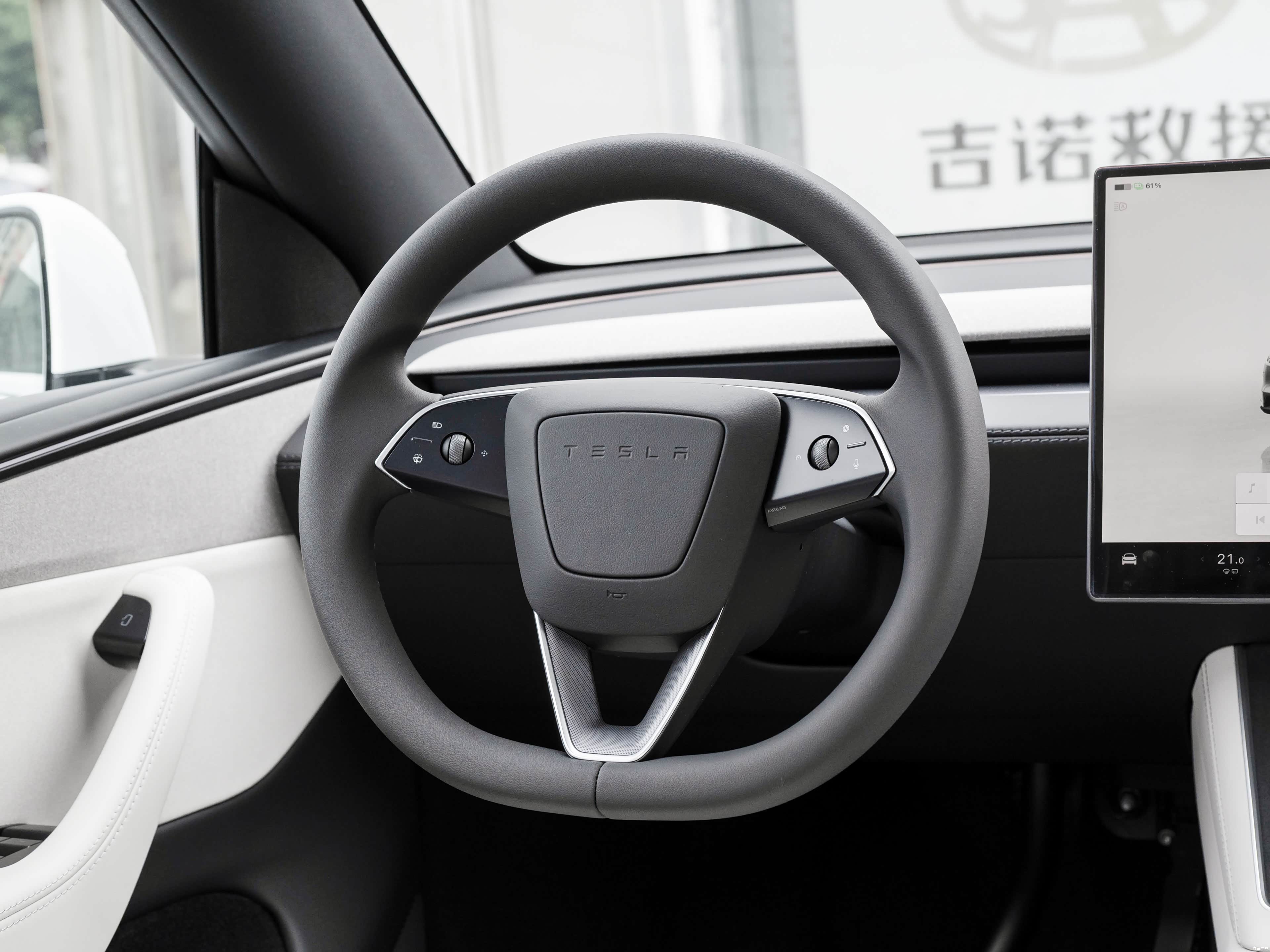 Tesla Model Y, миниатюра 16