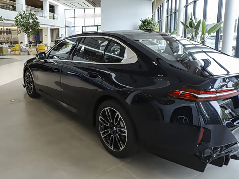 2026�� �Ŀ� 530Li xDrive M�˶���װ