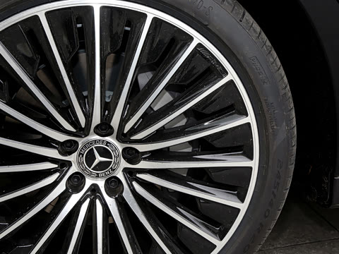 2026�� �Ŀ� E 300 L �����˶���
