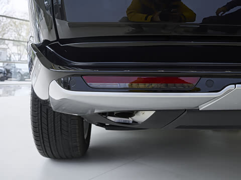 2026�� 3.0 L6 400PS SE�����