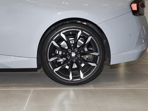 2026�� 225i M�˶���ҹ��װ