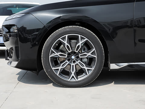2026�� �Ŀ� 735Li ������װ