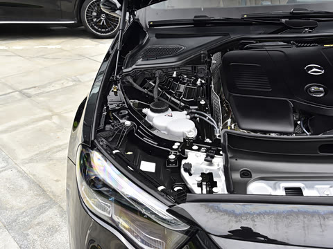 2026�� �Ŀ� E 300 �����˶���