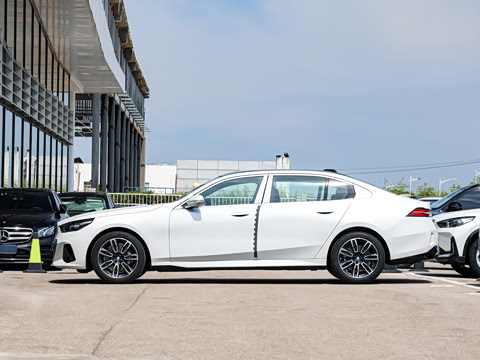 2026�� 530Li ������ M�˶���װ