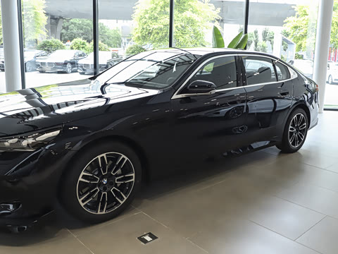 2026�� �Ŀ� 530Li xDrive M�˶���װ