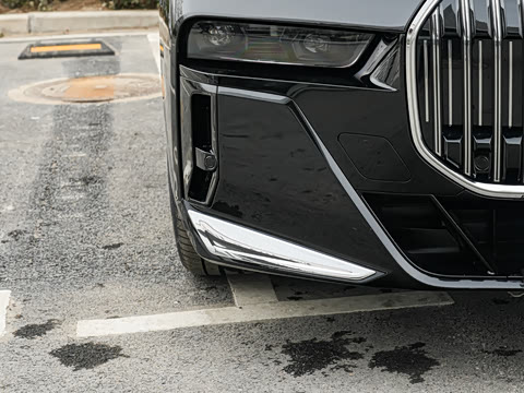 2026�� �Ŀ� 740Li ������ M�˶���װ