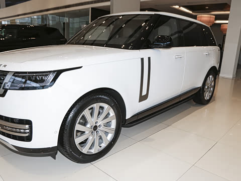 2026�� 3.0 L6 400PS SE�����