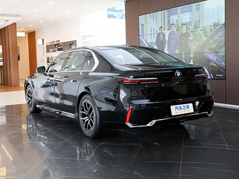 2026�� �Ŀ� 735Li M�˶���װ