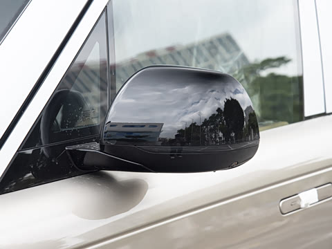 2026�� 3.0 L6 400PS SE�����