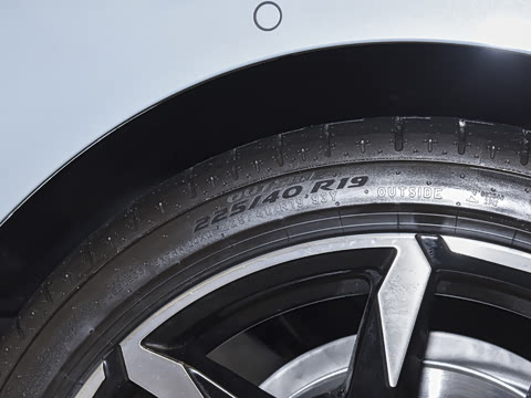 2026�� 225i M�˶���ҹ��װ