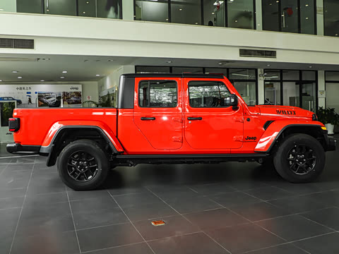 2023�� 3.6L Overland