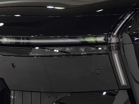 2025�� 820 Max
