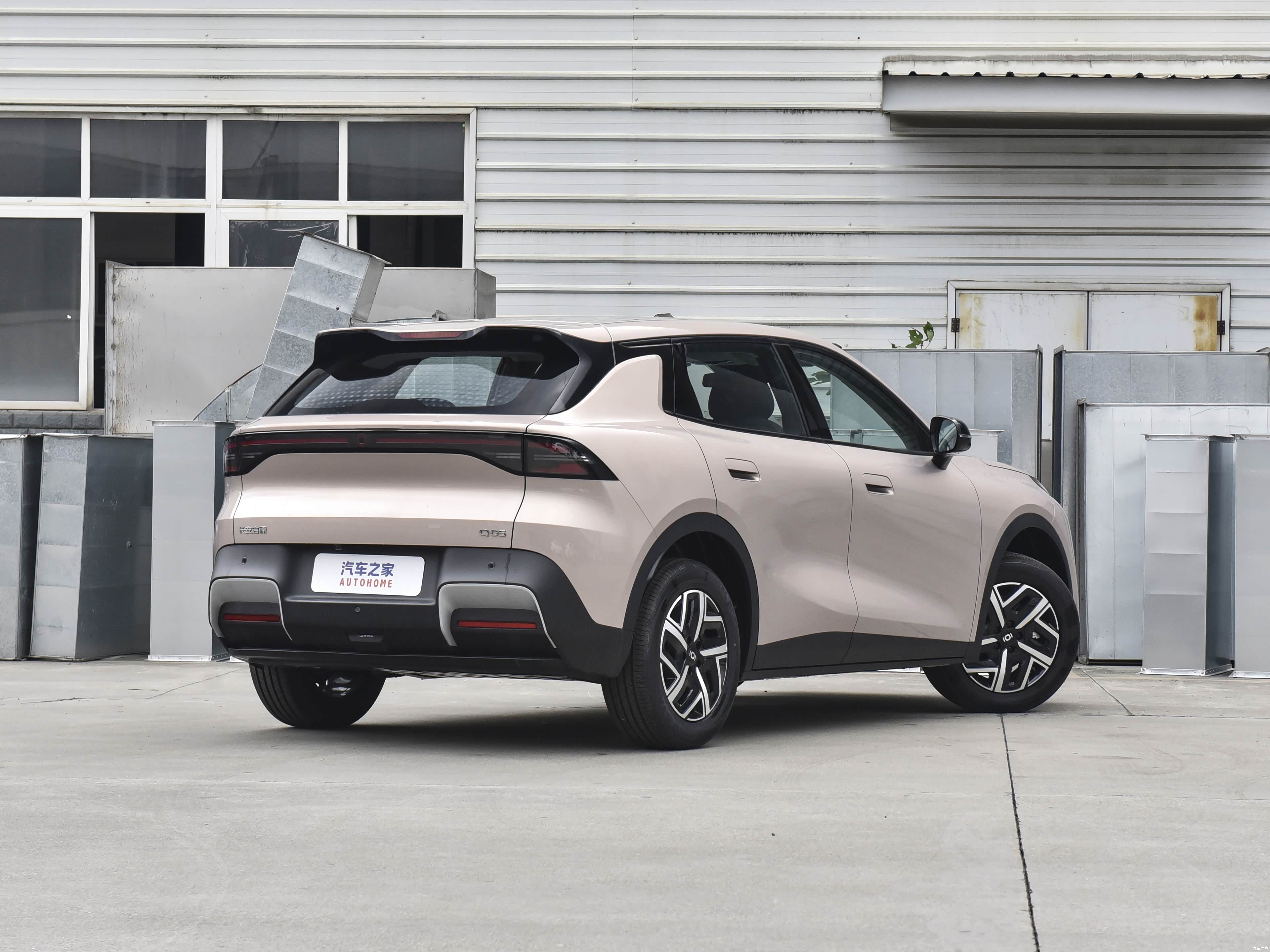 Changan Qiyuan Q05 — вид сзади-сбоку