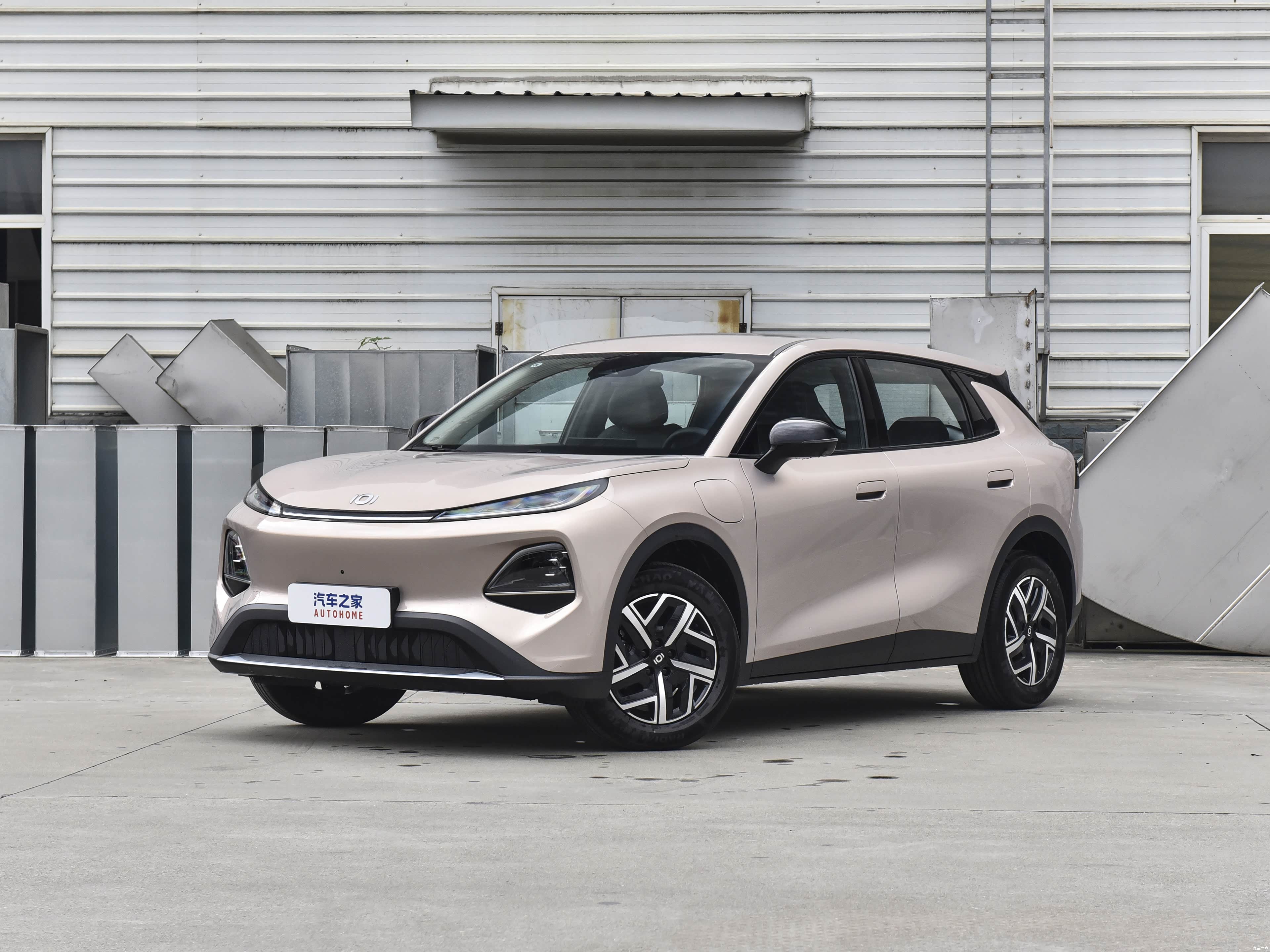 Changan Qiyuan Q05 — бежево-розовый оттенок