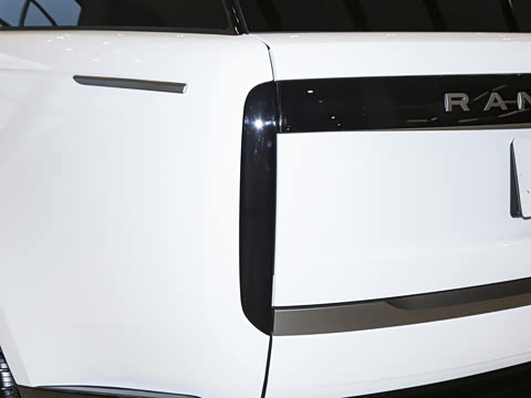 2026�� 3.0 L6 400PS SE�����