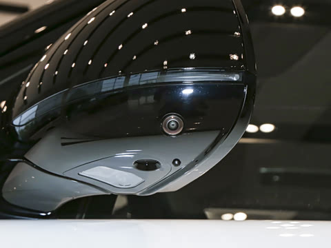 2026�� 3.0 L6 400PS SE�����