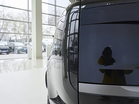 2026�� 3.0 L6 400PS SE�����