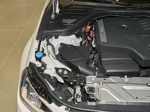 2026�� 225i M�˶���ҹ��װ