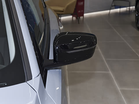 2026�� 225i M�˶���ҹ��װ