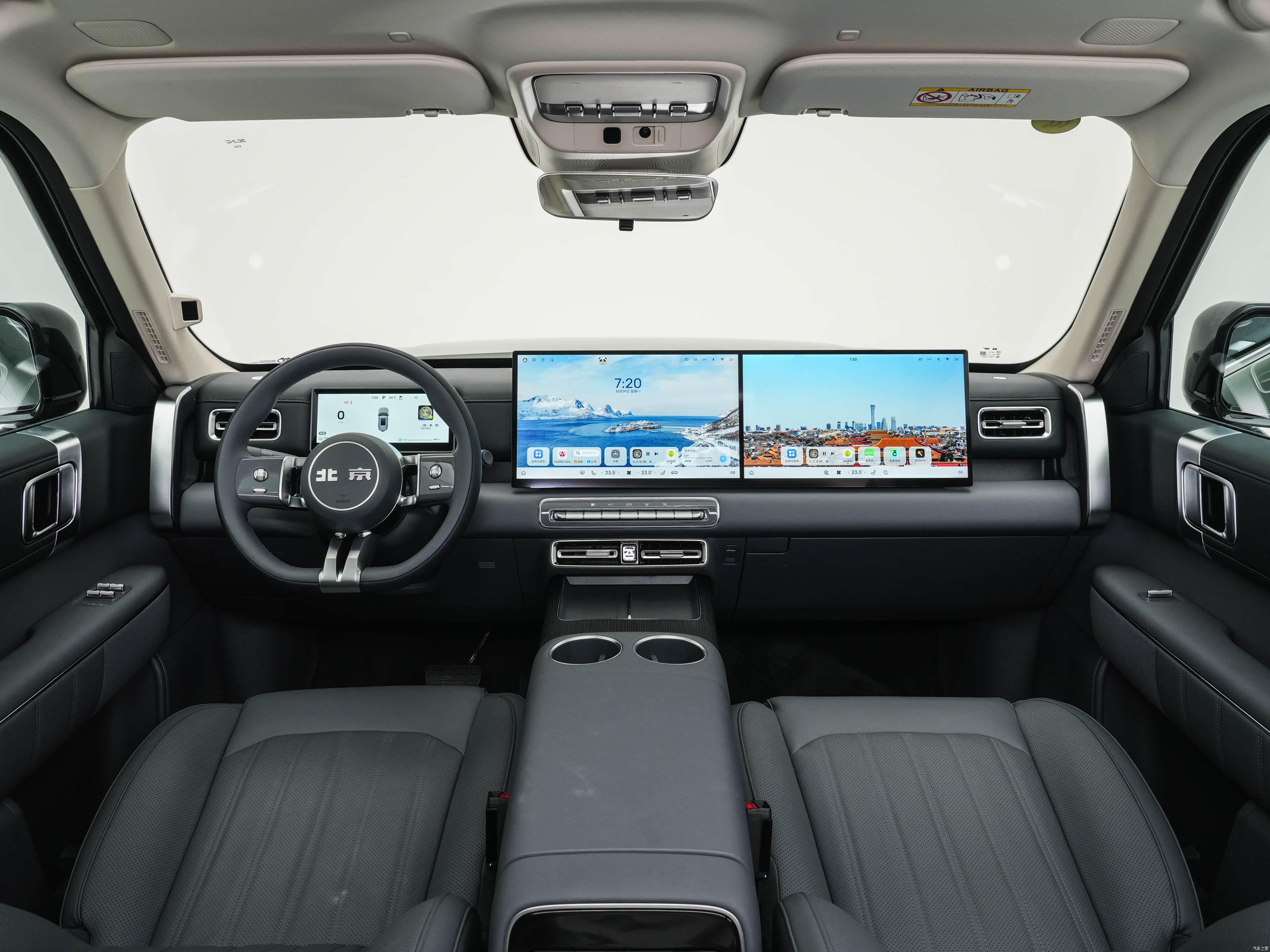 Салон BAIC Xingtan 5X, передняя панель с двумя экранами