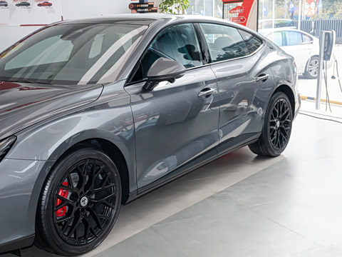 2026�� 2.0T Trophy+ �����˶���