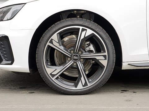 2026�� 200���������� 40 TFSI ���������� B&O ��ҹ��