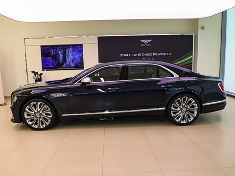2026�� 4.0T V8 Mulliner