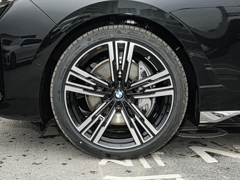 2026�� �Ŀ� 740Li ������ M�˶���װ