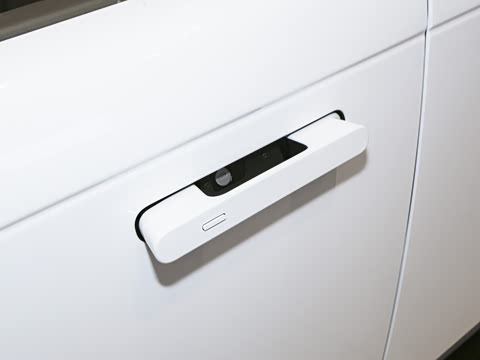 2026�� 3.0 L6 400PS SE�����