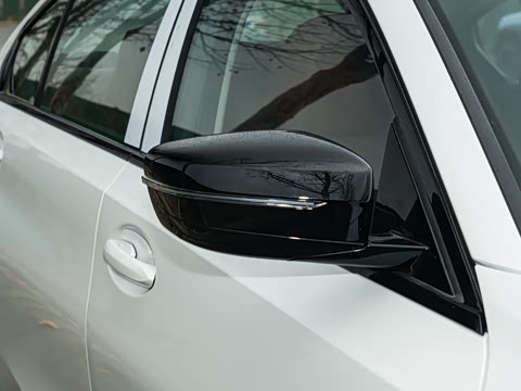 2026�� 330Li M�˶���ҹ��װ