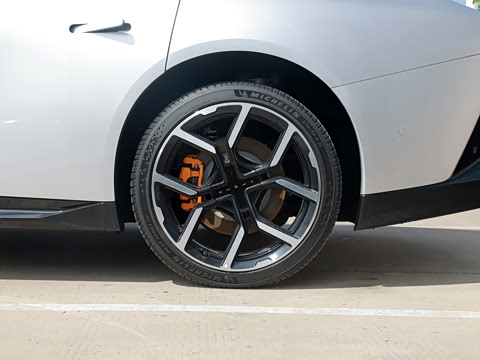 2025�� 820 Max