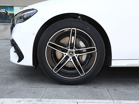 2026�� �Ŀ� E 300 L �����˶���