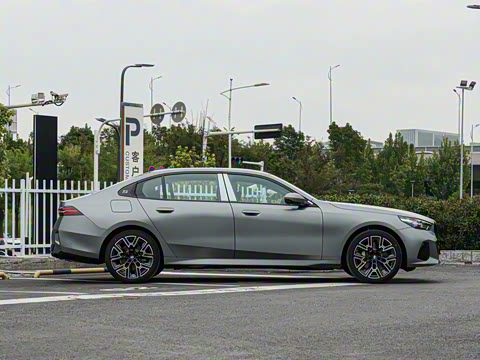 2026�� 530Li ������ M�˶���װ