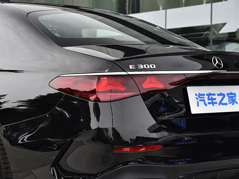 2026�� �Ŀ� E 300 �����˶���
