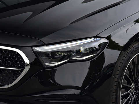 2026�� �Ŀ� E 300 �����˶���