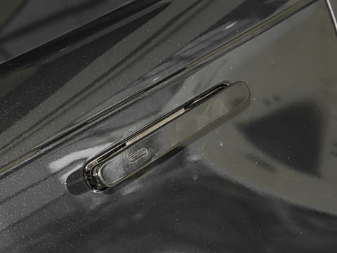 2026�� 3.0 L6 400PS SE�����