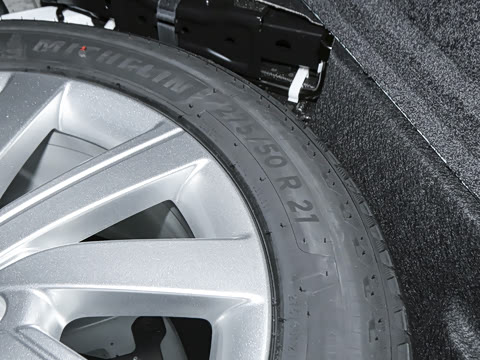 2026�� 3.0 L6 400PS SE�����