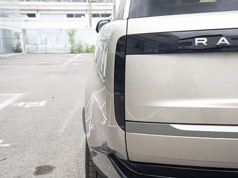 2026�� 3.0 L6 400PS SE�����