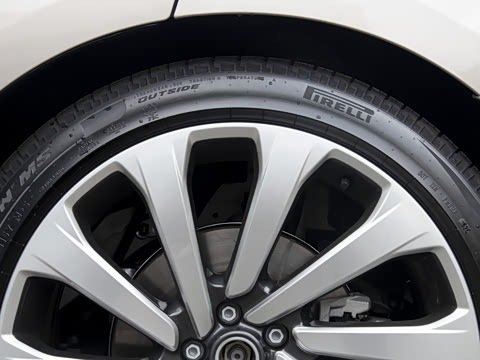 2026�� 3.0 L6 400PS SE�����