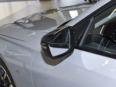 2026�� 225i M�˶���ҹ��װ