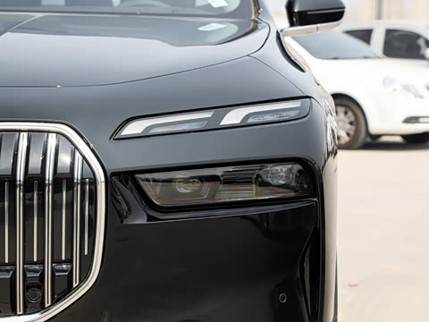 2026�� �Ŀ� 735Li ������װ