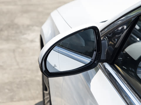 2025�� �Ŀ� E 260 L